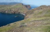 Aiolopus thalassinus: Habitat an trockeneren Grashängen mit Offenboden auf Madeira (Halbinsel Sao Lourenco, März 2013) [N]